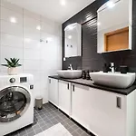Quiet 2br Steps From Old Town, Parking Garage Lejlighed Tallinn