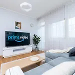 Quiet 2br Steps From Old Town, Parking Garage *
