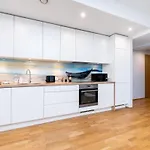 Quiet 2br Steps From Old Town, Parking Garage Apartmán Tallinn