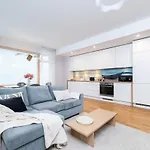 Quiet 2br Steps From Old Town, Parking Garage Apartmán *