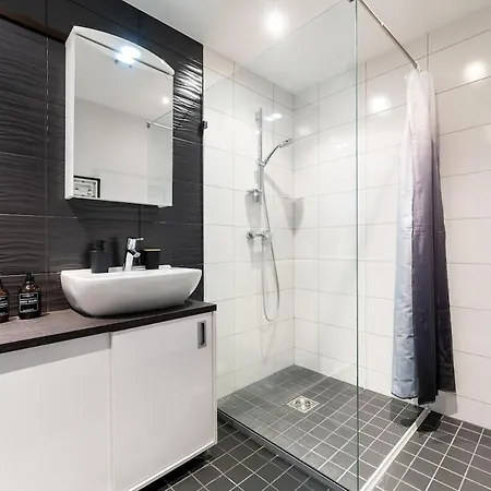 Apartment Quiet 2br Steps From Old Town, Parking Garage