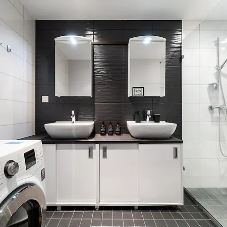 Quiet 2br Steps From Old Town, Parking Garage *