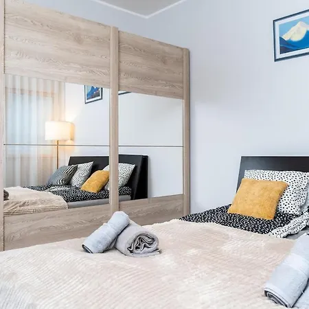 Quiet 2br Steps From Old Town, Parking Garage