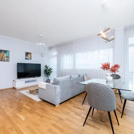 Apartment Quiet 2br Steps From Old Town, Parking Garage
