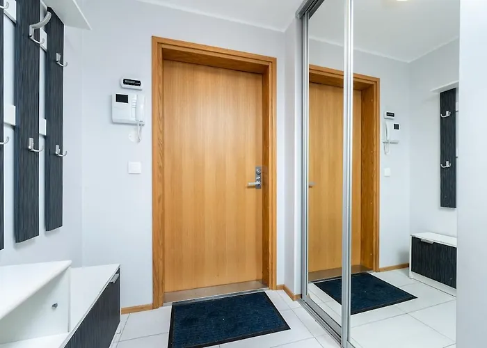 Quiet 2br Steps From Old Town, Parking Garage Apartment *