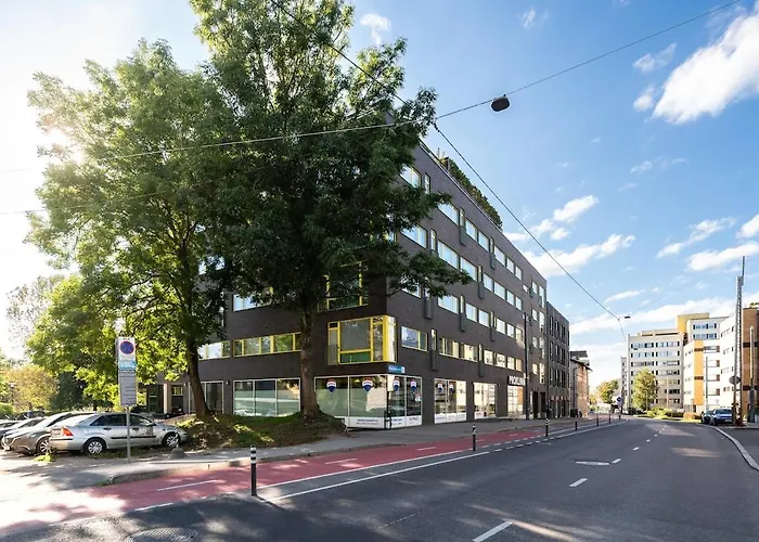 Quiet 2br Steps From Old Town, Parking Garage *