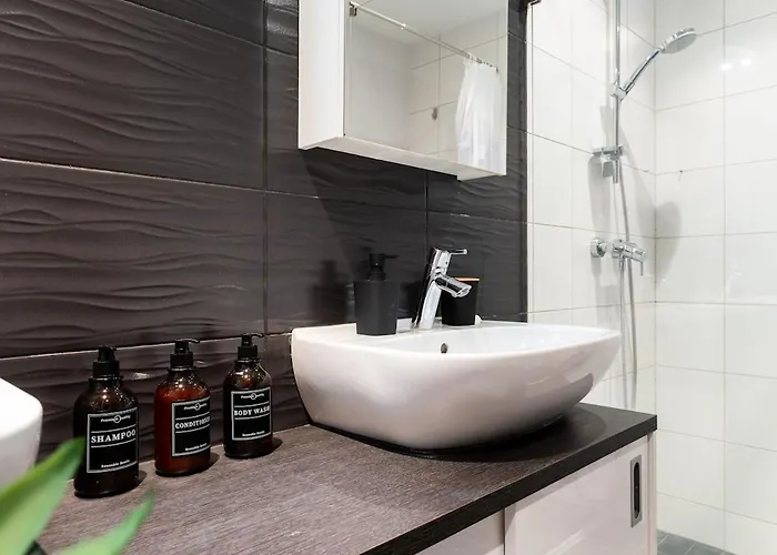 Quiet 2br Steps From Old Town, Parking Garage