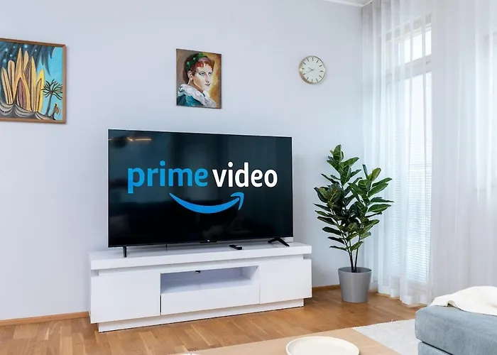 Quiet 2br Steps From Old Town, Parking Garage Apartment *