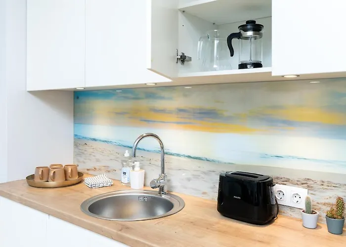 Quiet 2br Steps From Old Town, Parking Garage 아파트 탈린