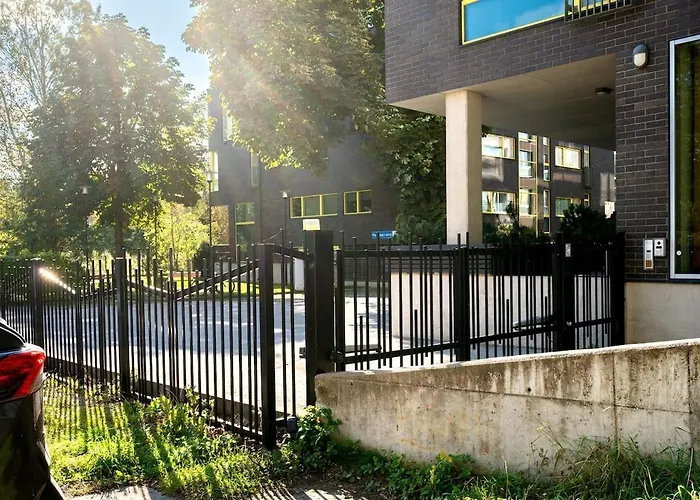 Quiet 2br Steps From Old Town, Parking Garage 아파트 탈린