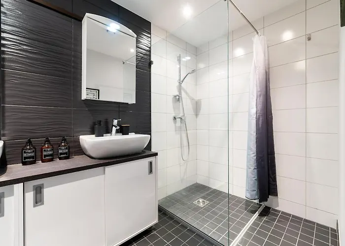 아파트 Quiet 2br Steps From Old Town, Parking Garage