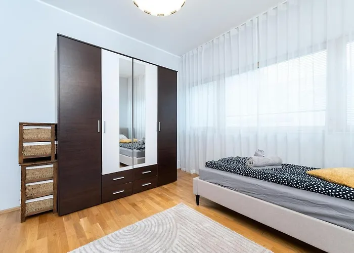 Quiet 2br Steps From Old Town, Parking Garage 아파트 탈린