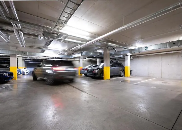 아파트 Quiet 2br Steps From Old Town, Parking Garage