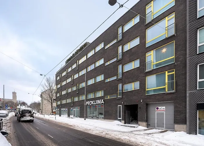 Quiet 2br Steps From Old Town, Parking Garage