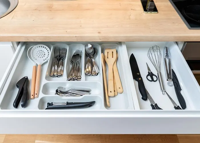 Quiet 2br Steps From Old Town, Parking Garage Apartment