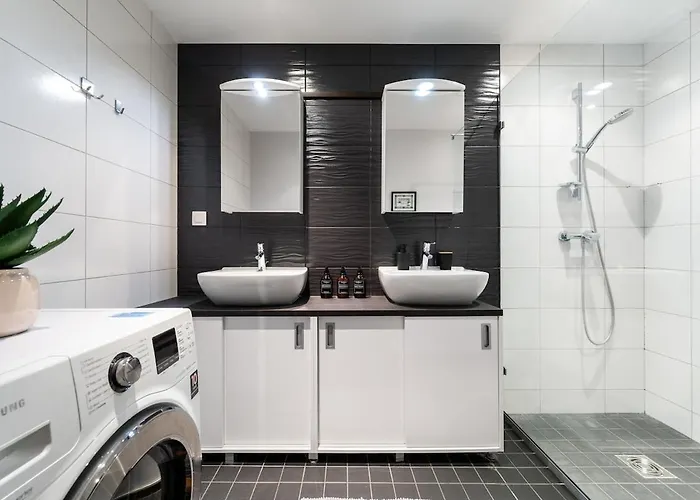 Quiet 2br Steps From Old Town, Parking Garage *