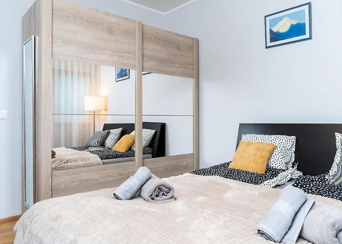 Quiet 2br Steps From Old Town, Parking Garage