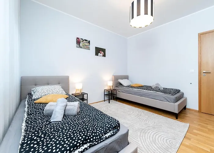 Quiet 2br Steps From Old Town, Parking Garage