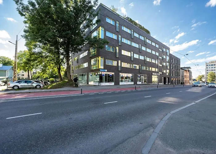 Quiet 2br Steps From Old Town, Parking Garage *