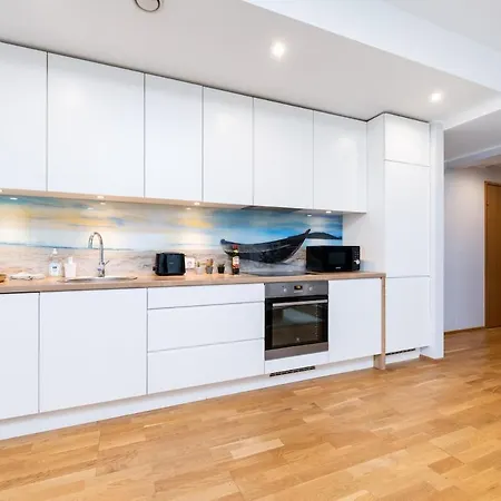 Quiet 2br Steps From Old Town, Parking Garage アパート タリン