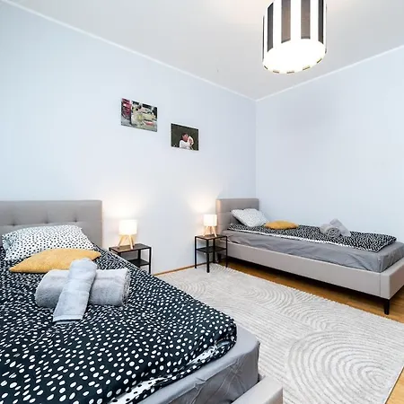 Quiet 2br Steps From Old Town, Parking Garage