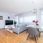 Quiet 2br Steps From Old Town, Parking Garage * טאלין