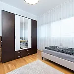Quiet 2br Steps From Old Town, Parking Garage דירה טאלין