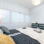 Quiet 2br Steps From Old Town, Parking Garage * טאלין
