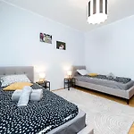 Quiet 2br Steps From Old Town, Parking Garage