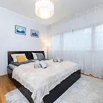 Quiet 2br Steps From Old Town, Parking Garage דירה טאלין
