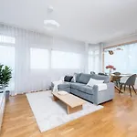 Quiet 2br Steps From Old Town, Parking Garage דירה טאלין