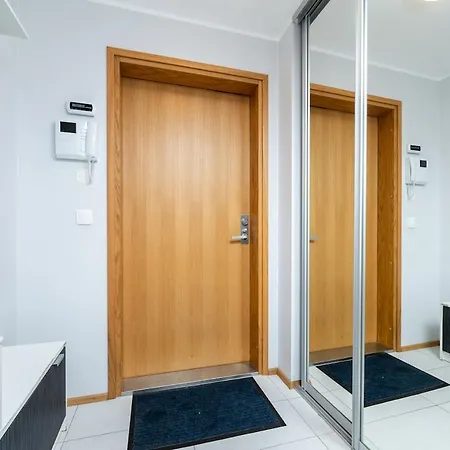 Quiet 2br Steps From Old Town, Parking Garage דירה *