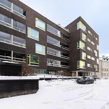 Quiet 2br Steps From Old Town, Parking Garage דירה